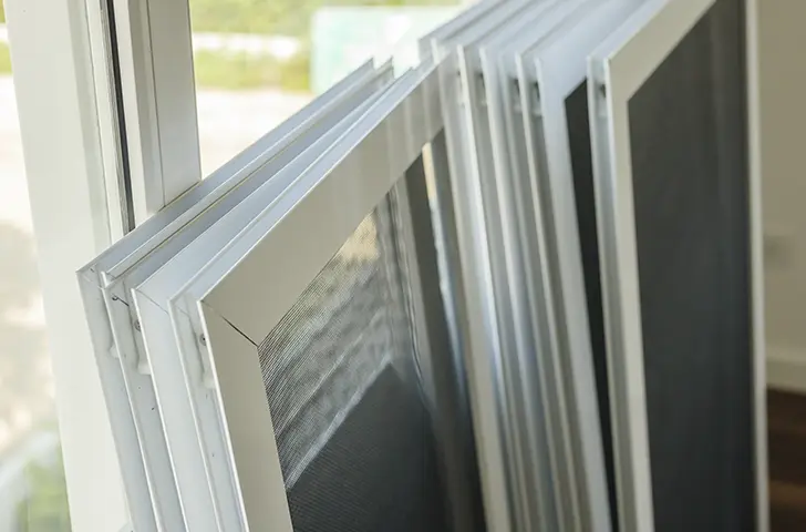 Priser på nye vinduer kan variere meget. Billede af nye vinduer med myggenet.